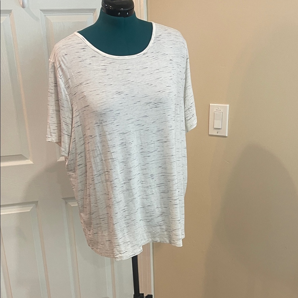 $5 WHEN BUNDLED WITH TWO OR MORE ITEMS Old Navy Speckled Short Sleeve Tee XXL